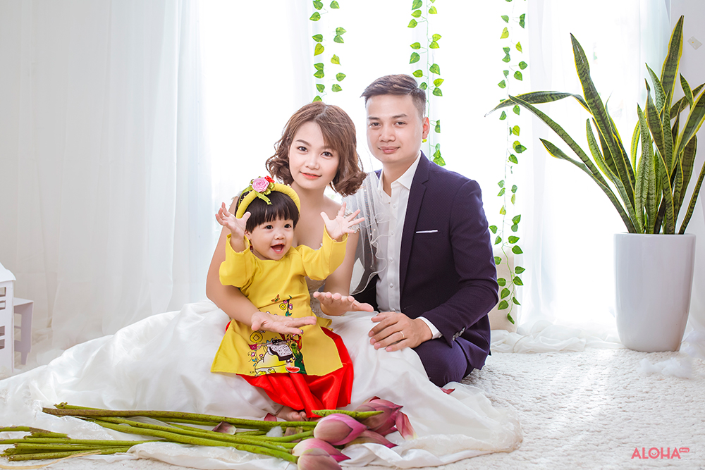 Chụp ảnh gia đình cùng với trang phục cưới