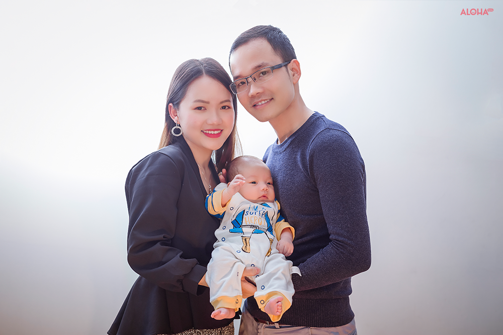 Chụp gia đình cùng ngồi bên cạnh nhau